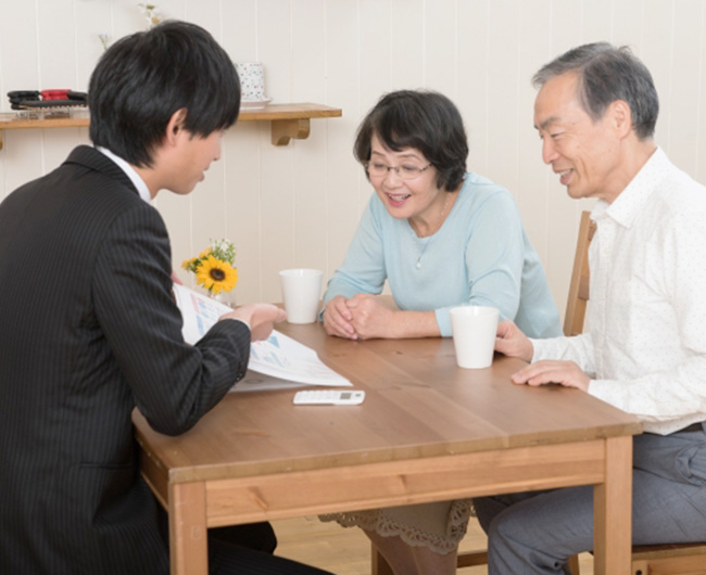お客様とスタッフが和かに会話している様子