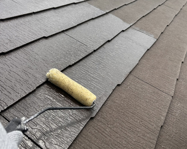 屋根を塗装している写真